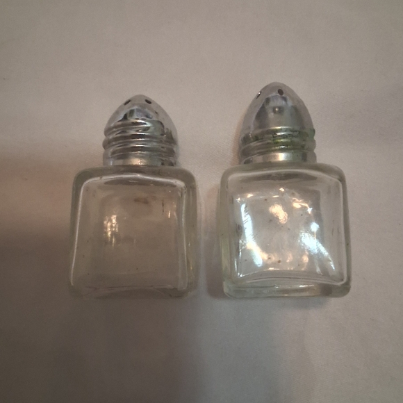Tiny Clear Glass Salt and Pepper Shakers - Picture 1 of 4